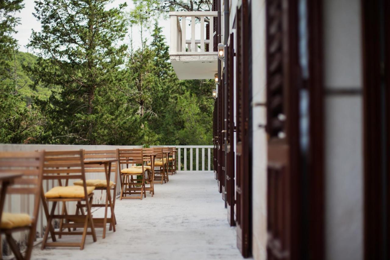 White House In The Forest Pucisca Exterior foto